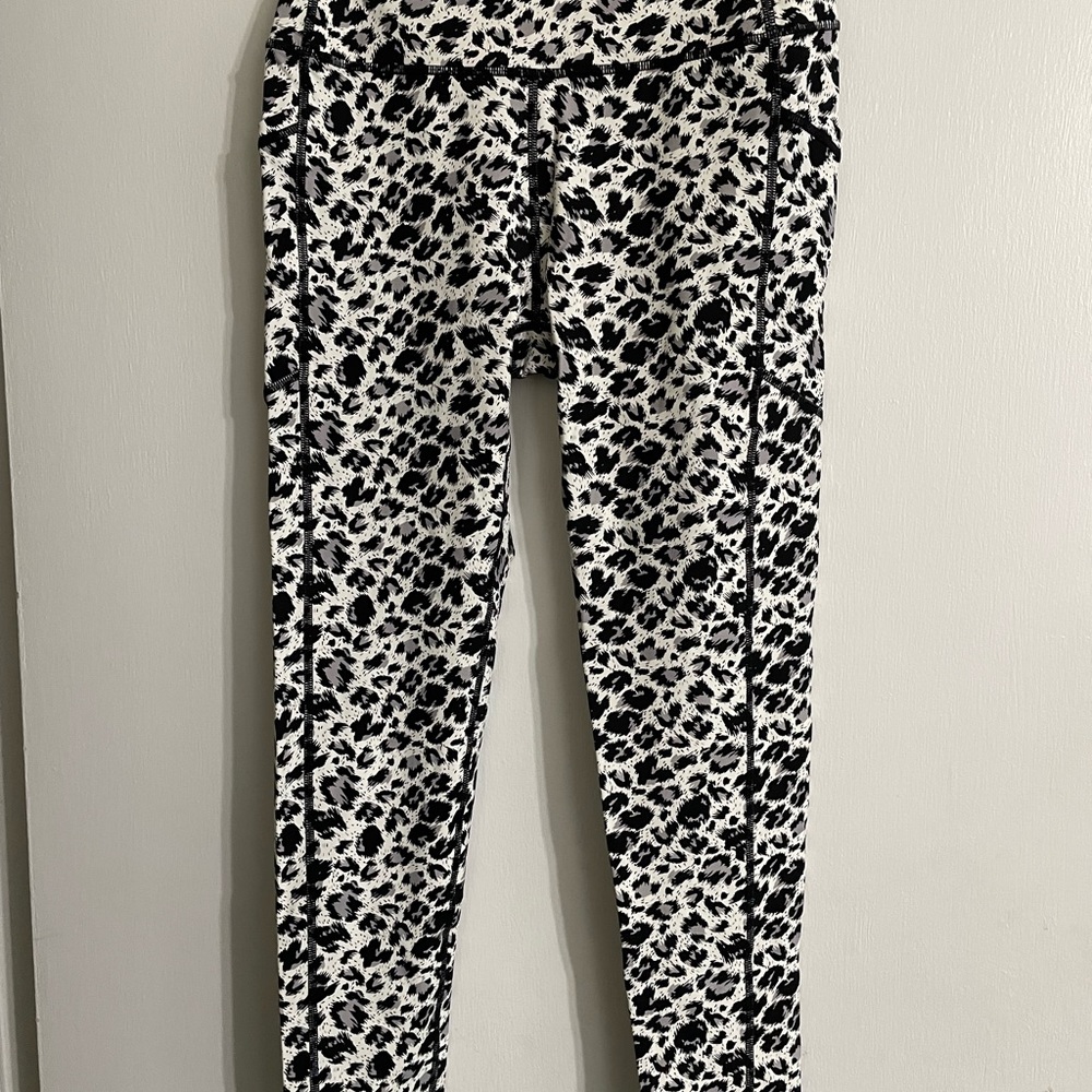 Zyia Active Black White Snow Leopard Print Brilliant Pocket Workout Leggings